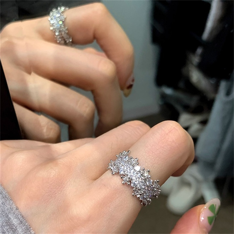 A light luxury, exquisite, super glittering, starry sky zircon ring with a cold and unique design for women, exuding a sense of sophistication and versatility Specification drawing
