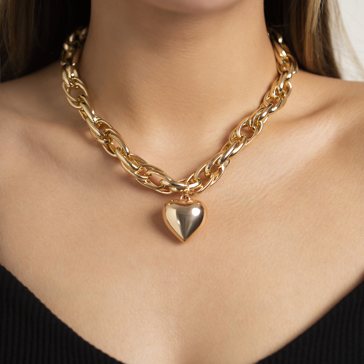 European and American cross-border jewelry, cold style, thick O-shaped chain, hollowed-out simple necklace, hip-hop heart pendant, niche necklace details Picture