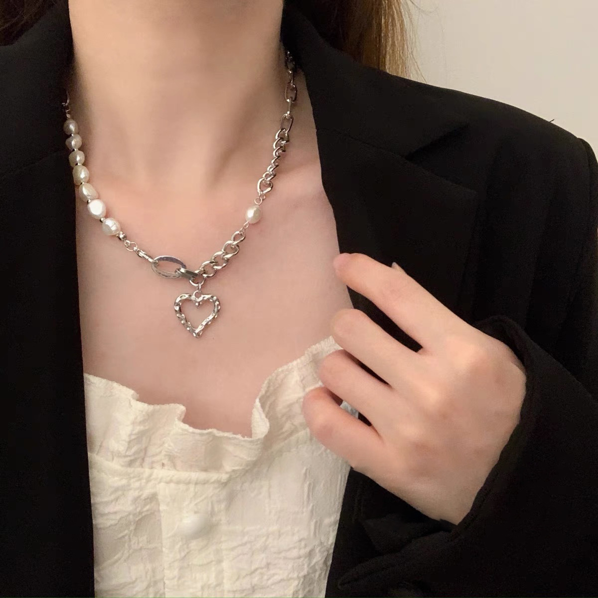 Heart-shaped pearl necklace, a niche design for women, hip-hop and hot girl collarbone chain, a minimalist and individual accessory in a cold style on Instagram details Picture