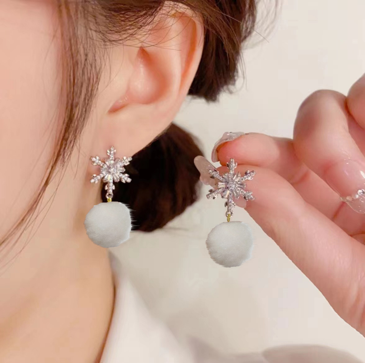New autumn and winter snowflake pom-pom stud earrings from Japan and South Korea, featuring a niche design for women on Instagram, exude a sophisticated and sweet charm details Picture