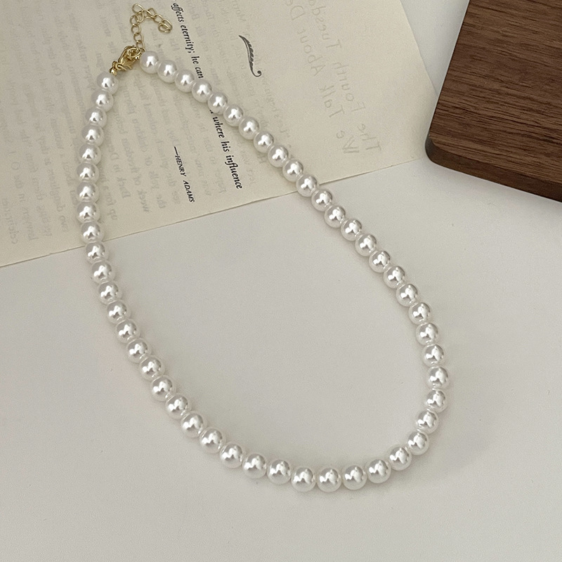 The small pearl necklace exudes a retro and light luxury vibe for women. The collarbone chain is a niche and elegant necklace with a simple design Application Scenario