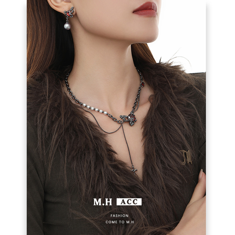 The dark butterfly pearl necklace is a versatile and high-end design for women. The collarbone chain is exquisite and the New Year's ins sweater chain is unique details Picture