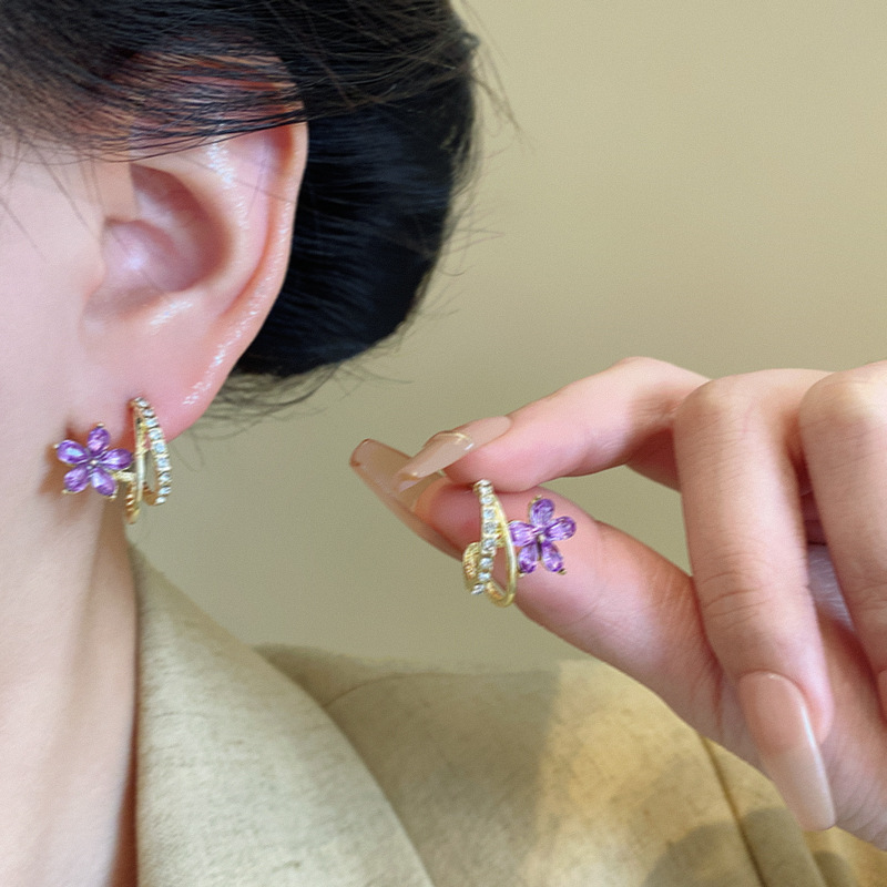 The super ethereal purple zircon flower earrings exude a feminine charm and a sense of sophistication. The sweet stud earrings are exquisite and versatile, making them a stylish bestseller details Picture