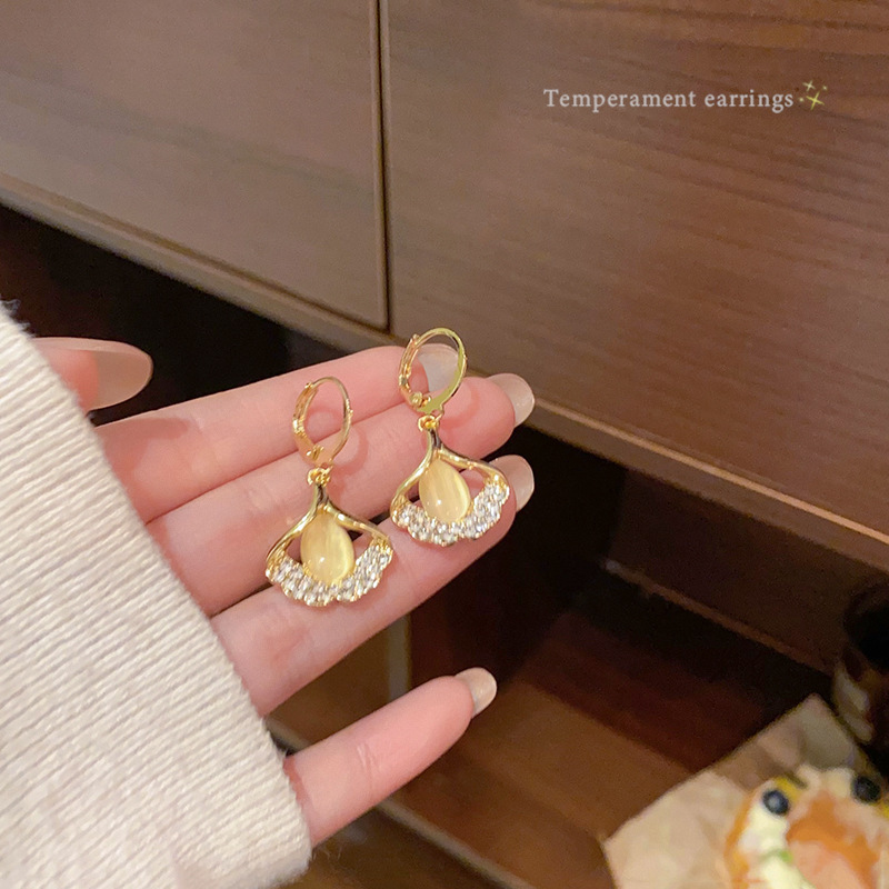 Korean-style diamond-encrusted cat's eye stone ginkgo ear buckles for women's autumn and winter, fashionable and light luxury earrings, high-end and elegant, niche earrings full figure