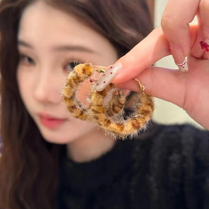 Trendy Hong Kong-style leopard print short fleece ear loops and stud earrings, classic and niche design earrings for autumn and winter, cool and stylish earrings for women Specification drawing