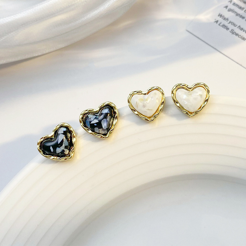Korean-style flowing sand gold border heart-shaped stud earrings, high-end and versatile, small heart-shaped earrings, sweet and simple earrings for women Application Scenario