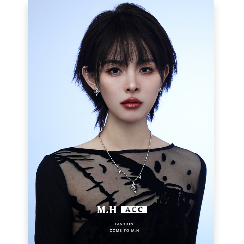 Four-pointed star necklace for women, a sweet and cool hip-hop niche design with a European and American Instagram style. It exudes a sense of sophistication and is a versatile and fashionable sweater chain full figure