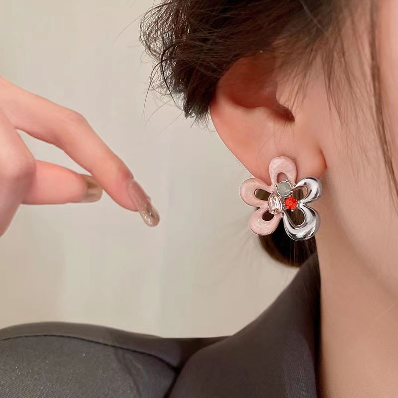 The new Korean-style trendy zirconia earrings with oil-dripping and hollowed-out flower studs feature a high-end and niche design Application Scenario