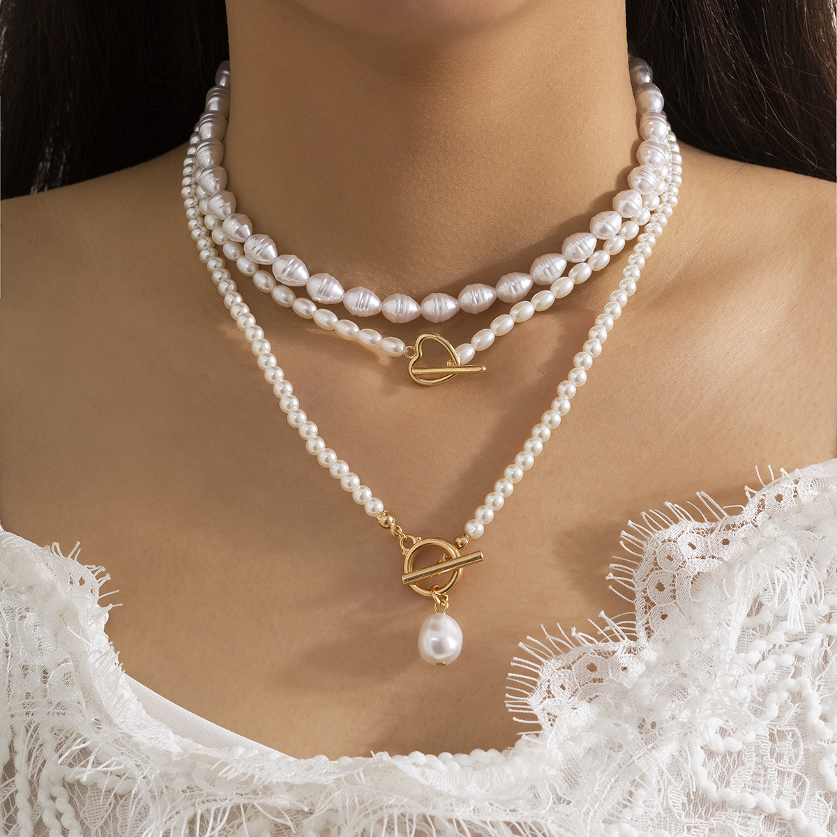 A niche woven water drop imitation pearl stacked collarbone chain with a versatile OT clasp and a heart-shaped water drop pendant, a retro beaded necklace full figure