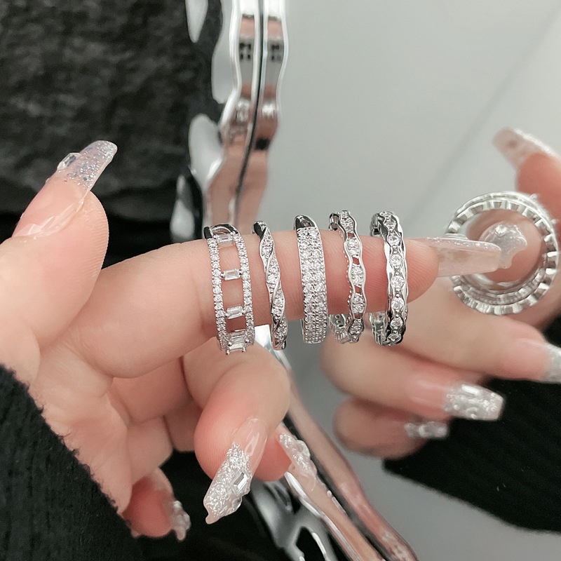 This simple and slightly inlaid zircon small ring is suitable for women to adjust their temperament and exude a sense of high-end sophistication. It features a light luxury and niche design with a cold style full figure