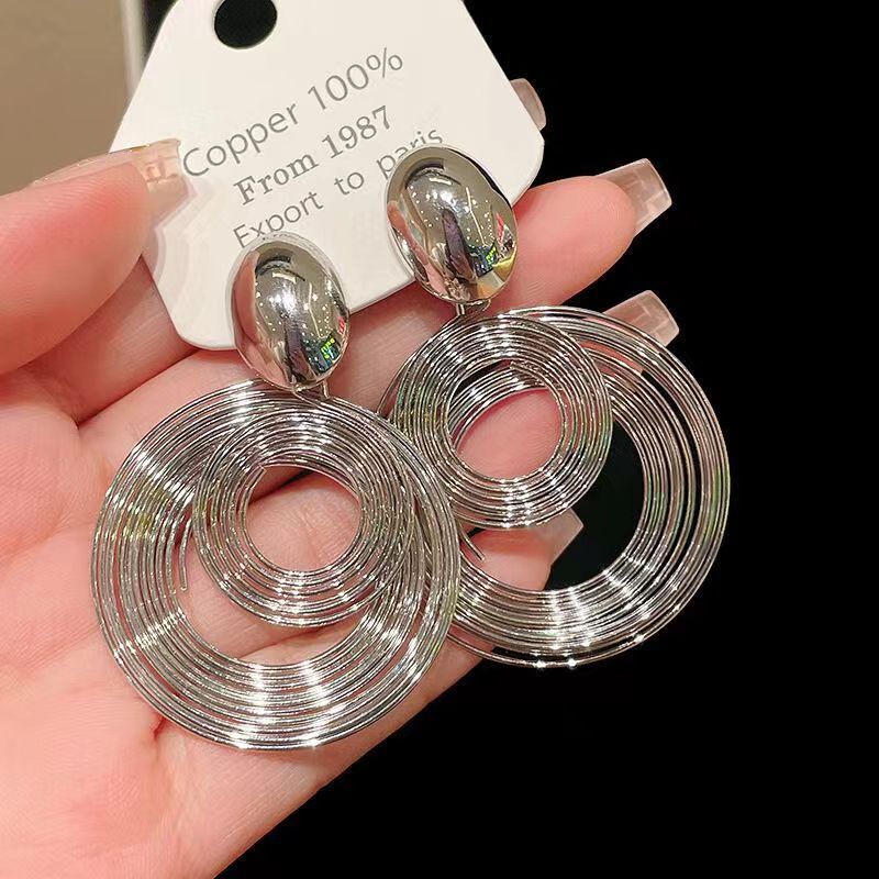 Round earrings, with a unique design sense, are a new bestseller in 2025. They exude a sense of high-end elegance and are suitable for women's autumn and winter earrings details Picture