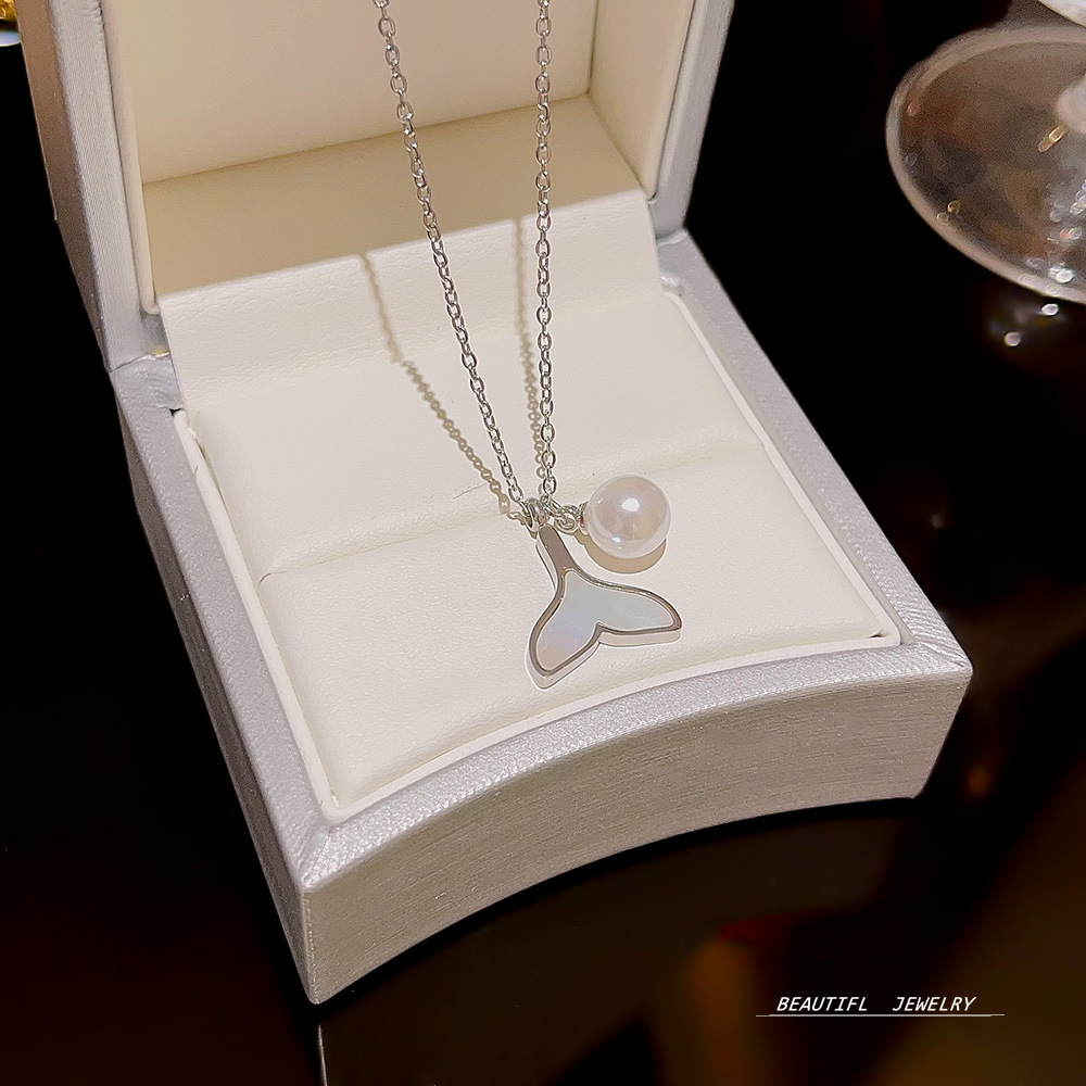 The fishtail pearl necklace has a design sense that does not fade. It features a light luxury design and a new collarbone chain. It is a stylish neck chain and a niche accessory full figure
