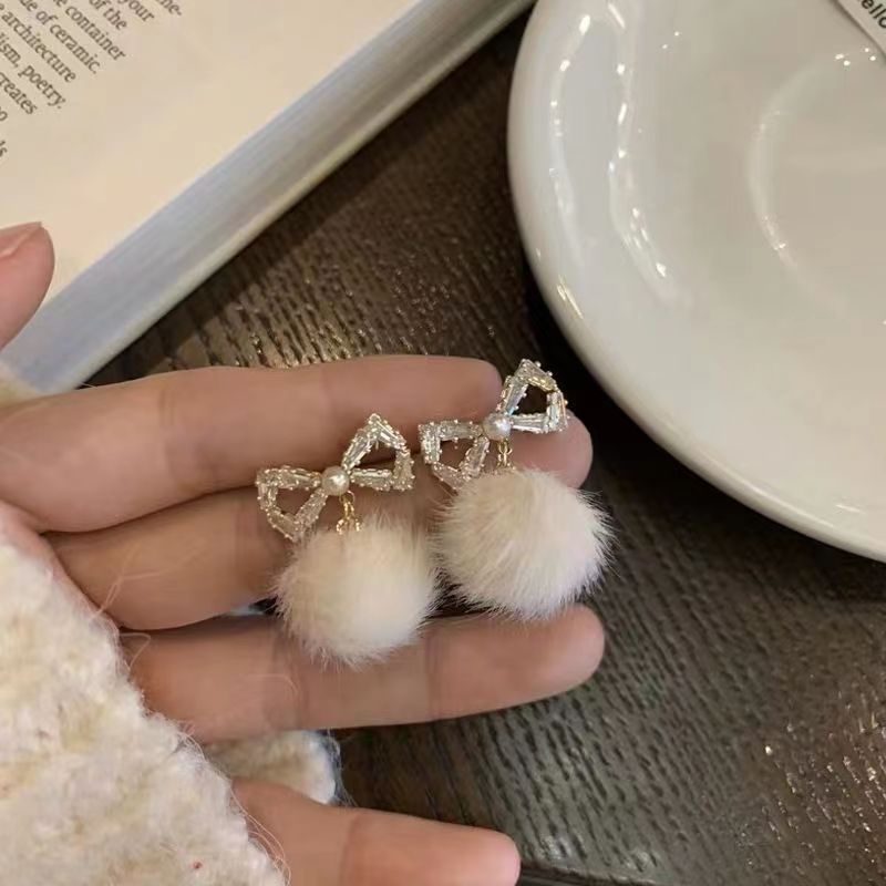 Fluffy zircon bow pom-pom earrings for women, a unique and warm Korean style pom-pom design details Picture