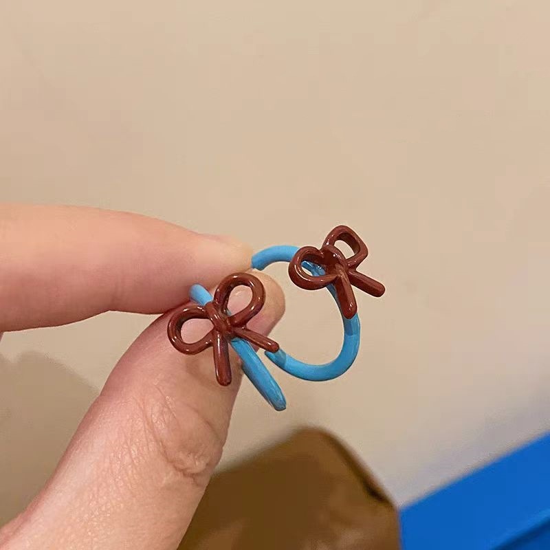 Unique and niche design with color-blocking bow earrings, Korean style Instagram trendy C-shaped ear rings and stud earrings, and a cold and individualistic style details Picture