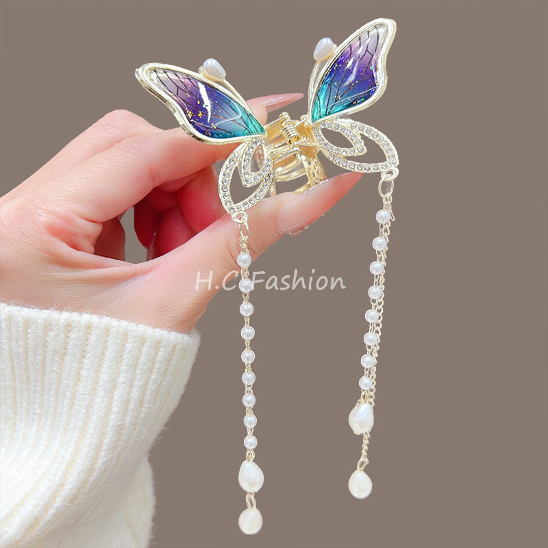 The high-end butterfly pearl tassel grappling clip exudes an ethereal charm. It features a half-ponytail hair clip at the back of the head and a niche updo clip details Picture