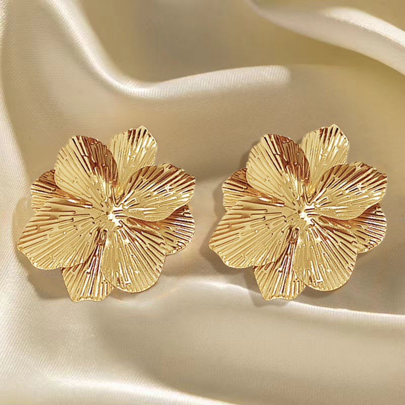 Fashionable and individual design sense, metallic texture, double-layer flower ear studs, a cross-border bestseller for women, versatile and high-end accessory earrings Application Scenario