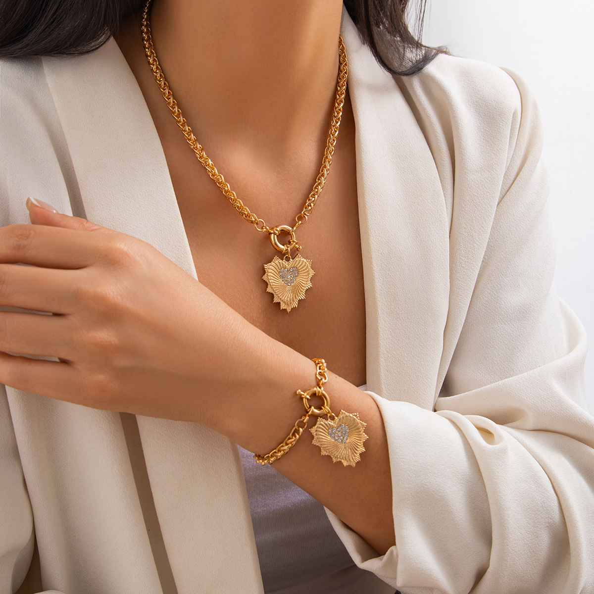 European and American cross-border jewelry, diamond-encrusted heart-shaped metal pendant necklace, light luxury style spring buckle collarbone chain set full figure