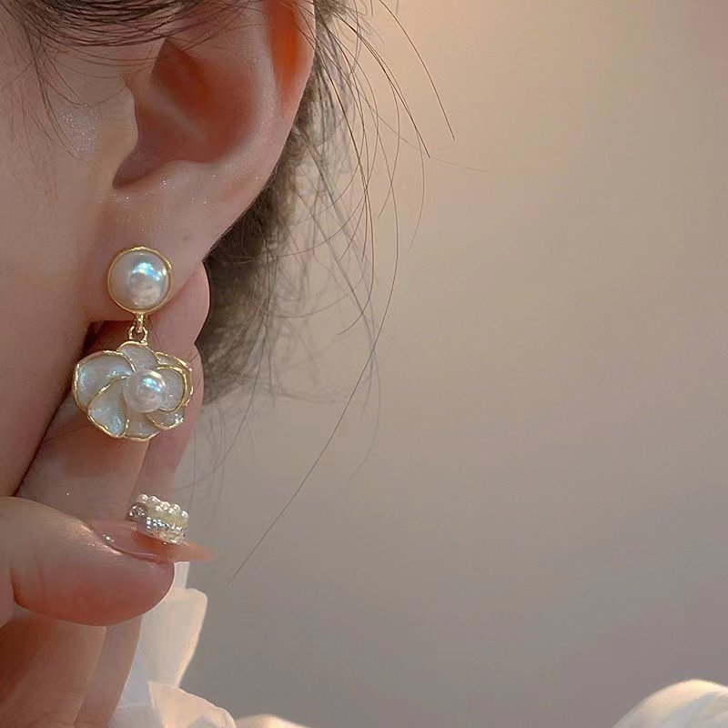 French-style oil-dripping pearl flower stud earrings, a niche design with a high-end feel, fashionable and elegant, retro and refined earrings details Picture