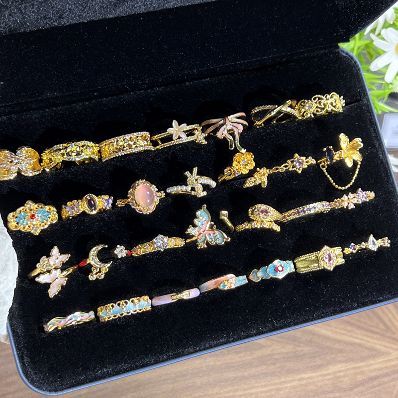 The sweet and light luxury enamel butterfly opening ring with a girlish charm, a niche and cold style for women, is fashionable and versatile. It's a trend of best friend rings full figure