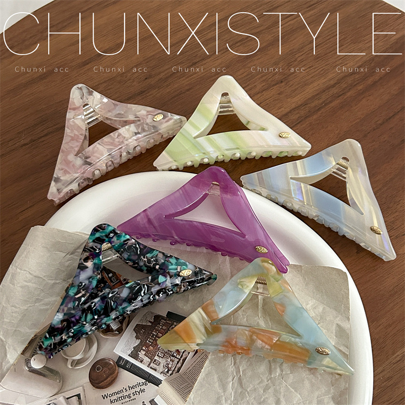 Retro acetate triangular hair clips, large grabbers, simple back head shark clips, updo hair grips, and niche hairpin headwear details Picture
