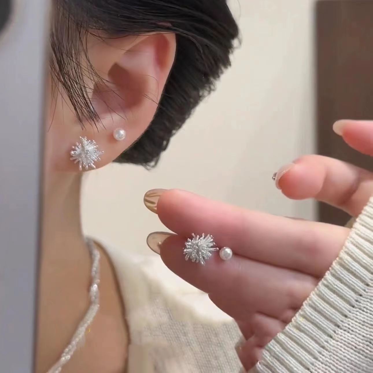 This exquisite and compact dandelion firework pearl four-piece set of stud earrings exudes a high-end and elegant feminine charm. It is a grand and light luxury ear accessory full figure