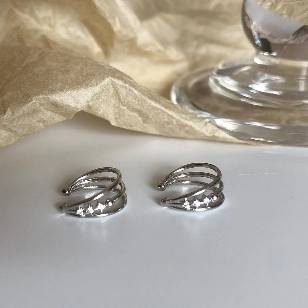 Exquisite and compact diamond-encrusted three-layer ear bone clip, simple and elegant for women, versatile and niche design, no ear hole ear clip accessory details Picture