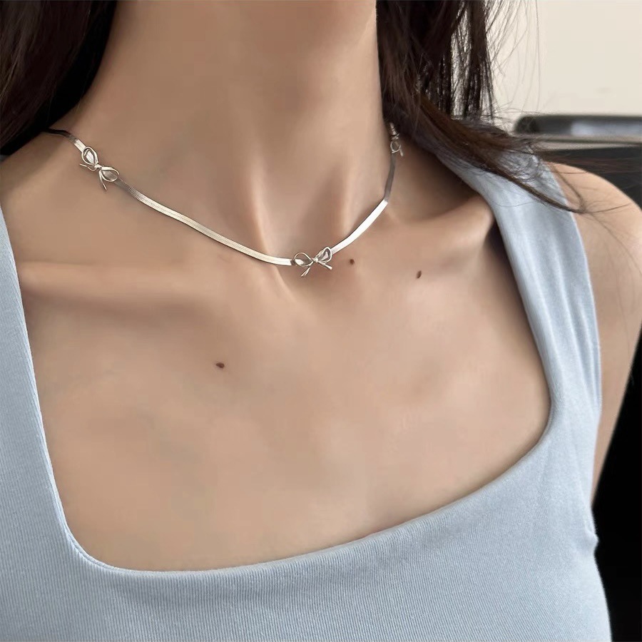 Minimalist silver bow snake bone chain necklace for women, light luxury and niche style, versatile and elegant, wholesale collarbone chain full figure
