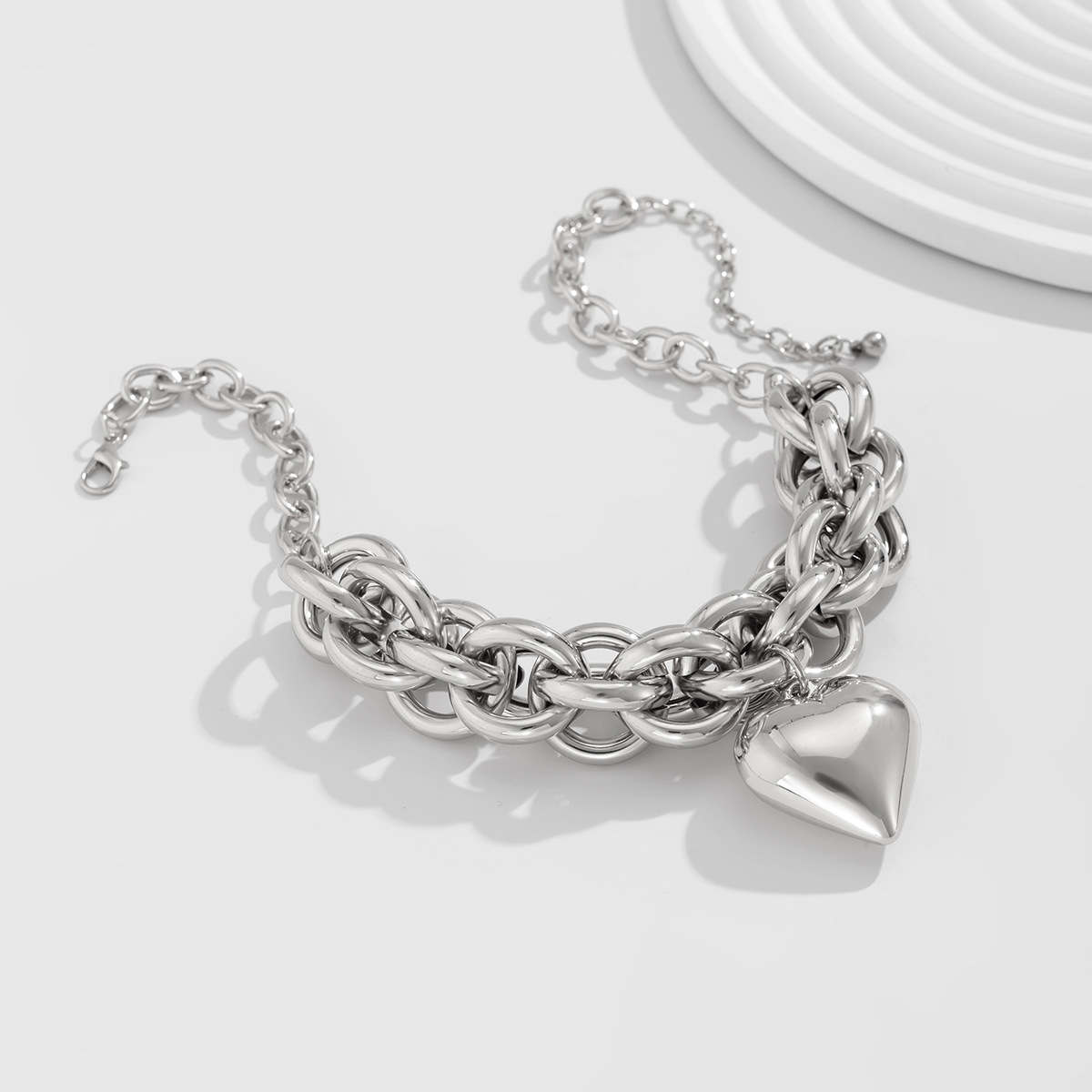 European and American cross-border accessories French simple heart pendant collarbone chain fashionable iron chain Necklace new style Application Scenario