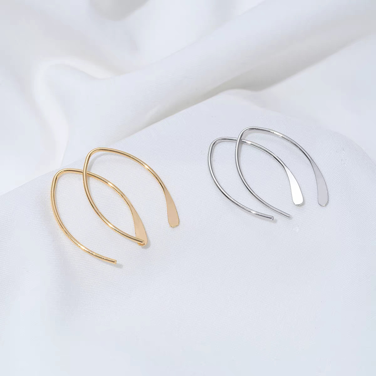 Minimalist line earrings, a unique and versatile design, Korean-style U-shaped stud earrings, elegant and stylish daily commuting earrings for young girls Application Scenario