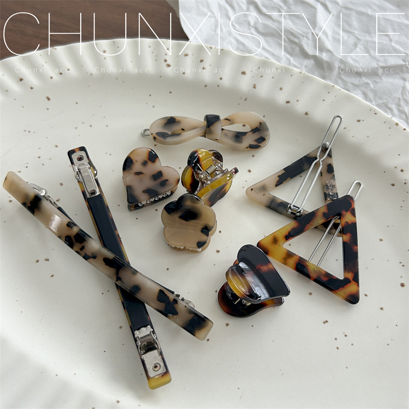 Korean InS-style hair clips, retro leopard print amber geometric bow, bangs, side clips, frog clips, Korean hair accessories Application Scenario