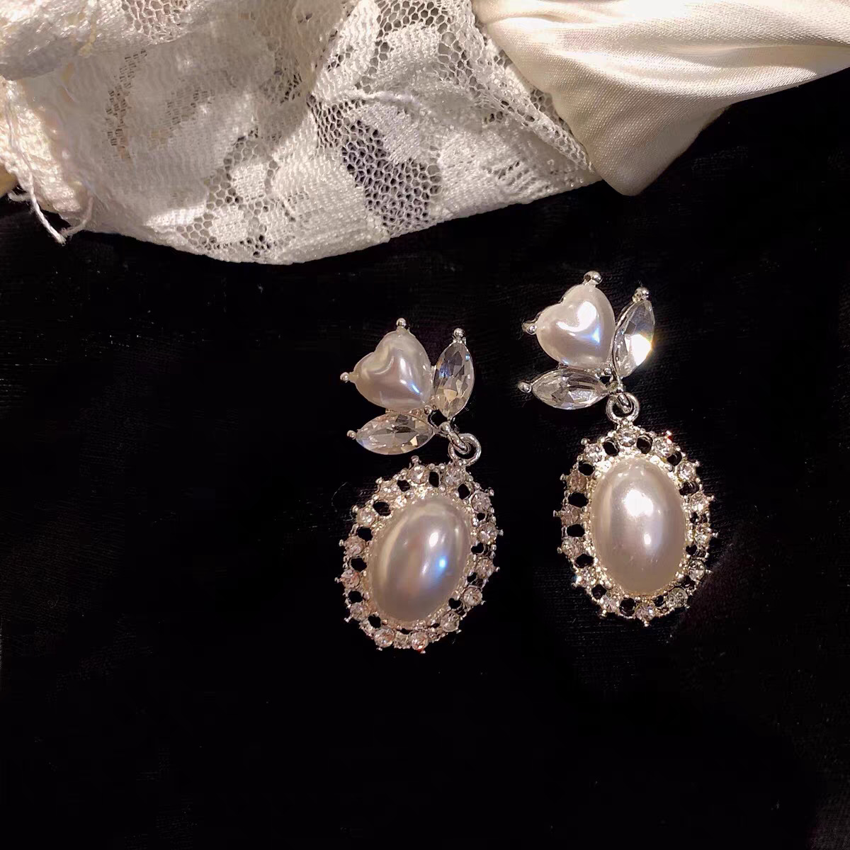 French Baroque pearl earrings for women, a new bestseller in 2025, elegant stud earrings, a niche high-end retro earpiece Application Scenario