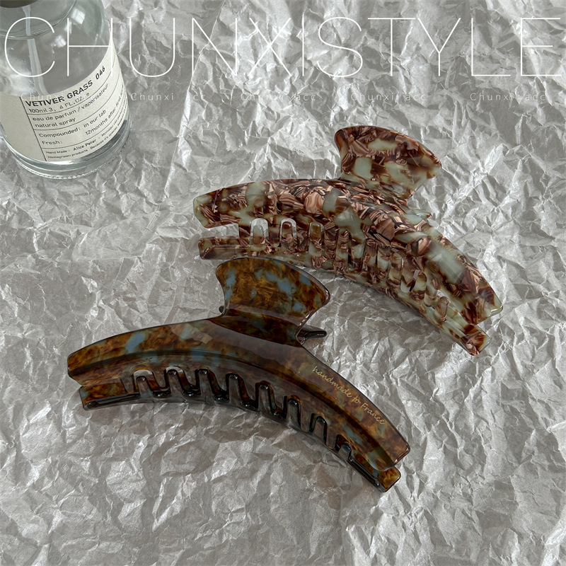 The high-end, deep floral acetate grabber exudes a French atmosphere. The back of the head is a stylish and high-quality, retro shark grabber details Picture
