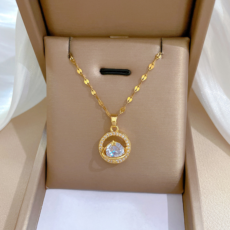 【 Titanium Steel 】 A light luxury star-studded necklace with a delicate female style, an Instagram influencer collarbone chain accessory full figure