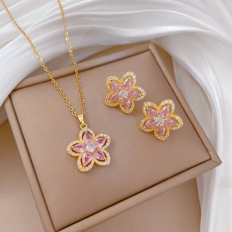 【 Titanium Steel 】 Pink five-petal flower full diamond light luxury and elegant, full diamond necklace, versatile for women, collarbone chain, titanium steel Application Scenario