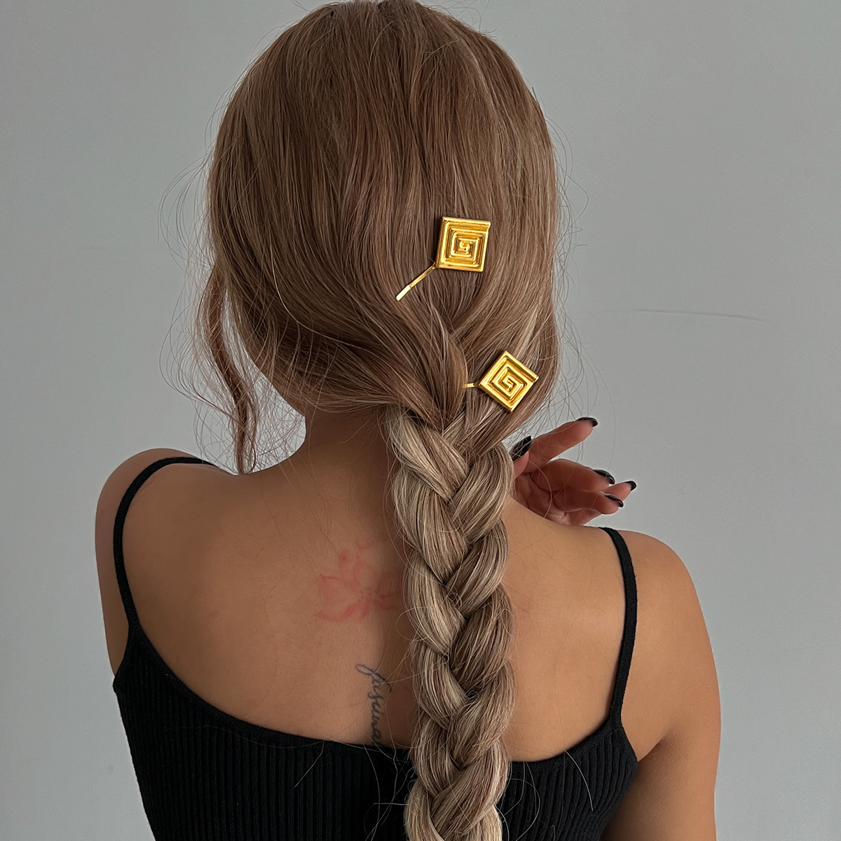 New Instagram-style, retro, niche and high-end hair accessories from Europe and America, braided hair decorations, hair clips with a loop pattern design details Picture