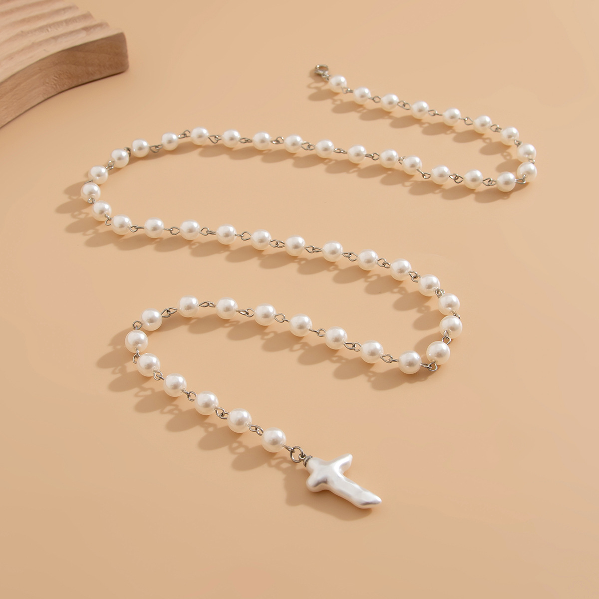 European and American cross-border jewelry, elegant and fashionable pearl beaded Y-shaped Necklace, versatile cross tassels Necklace Application Scenario