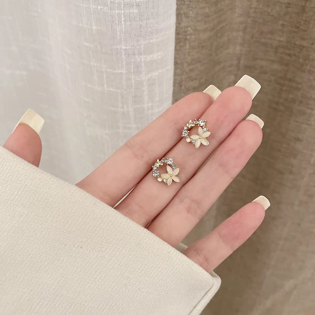 The 2025 new French light luxury style cat-eye zircon flower stud earrings 925 silver needle niche design earrings Specification drawing