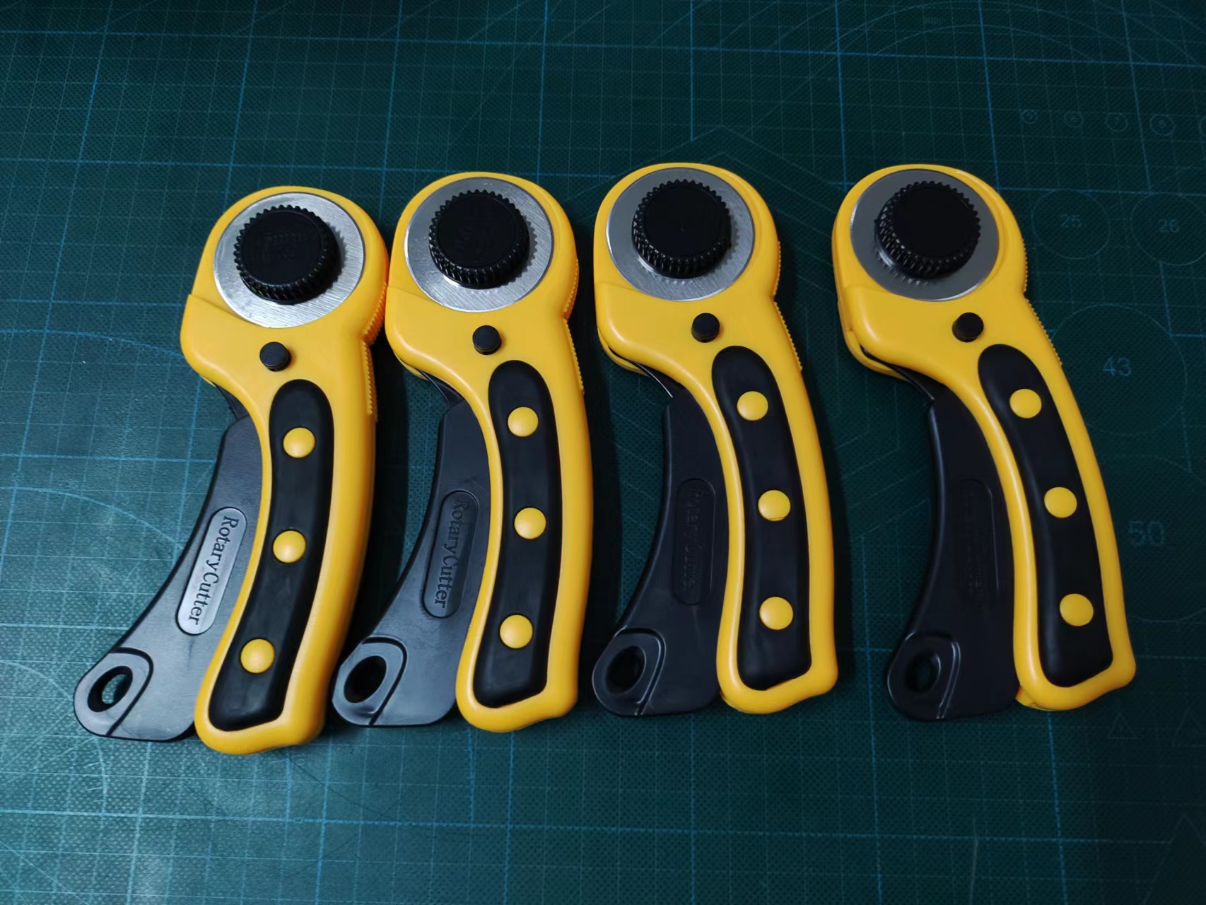 Factory direct sales of fabric cutting wheel knife YED45mm fabric cutting round knife leather cutting knife handle roller knife Application Scenario