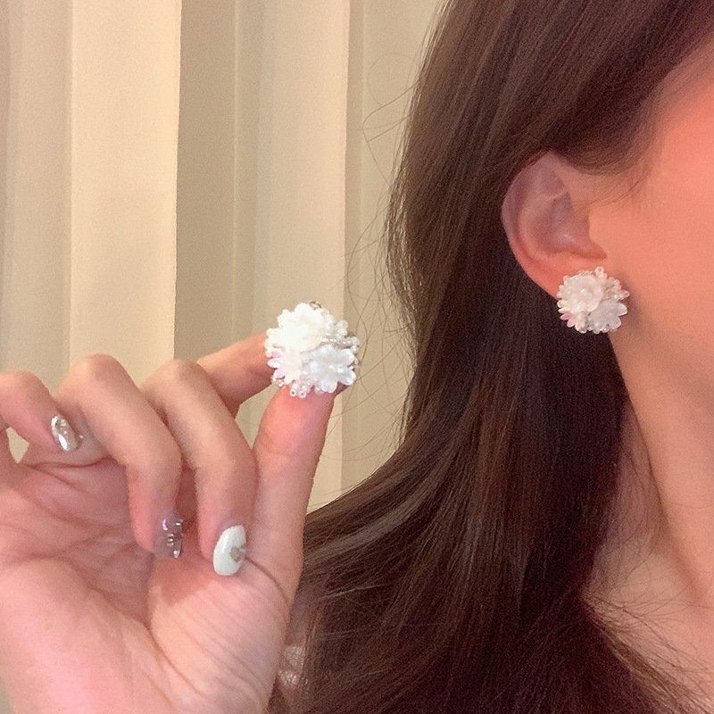 In 2025, the best-selling fresh and sweet flower earrings, spring and summer country-style atmosphere earrings, and niche high-end earrings details Picture
