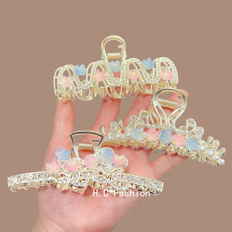 A new, elegant and sophisticated flower-shaped hairpin with a shark clip and a large female hairpin at the back of the head Application Scenario