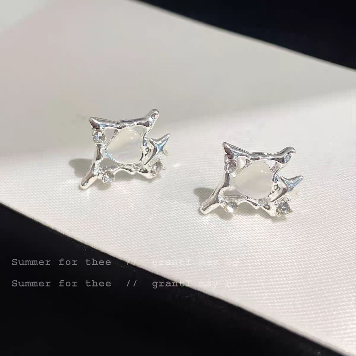 Shining heart-shaped cat's eye stone ear studs, women's niche style, design sense, star cold, wind level sense earrings and earrings Application Scenario