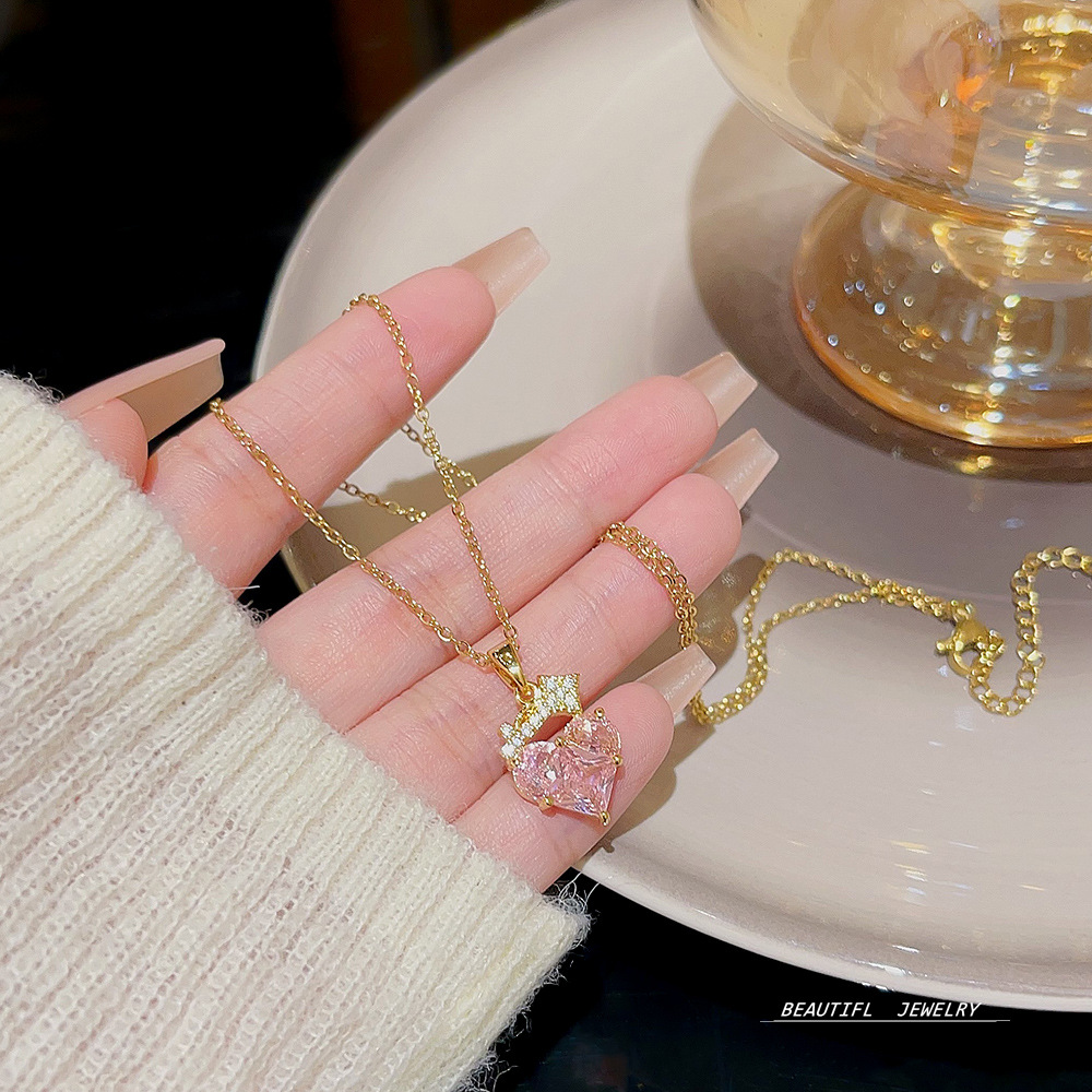 New Korean-style accessories: Heart-shaped necklace, women's design sense, heart-shaped neck chain, high-end and sweet collarbone chain, titanium steel jewelry Application Scenario