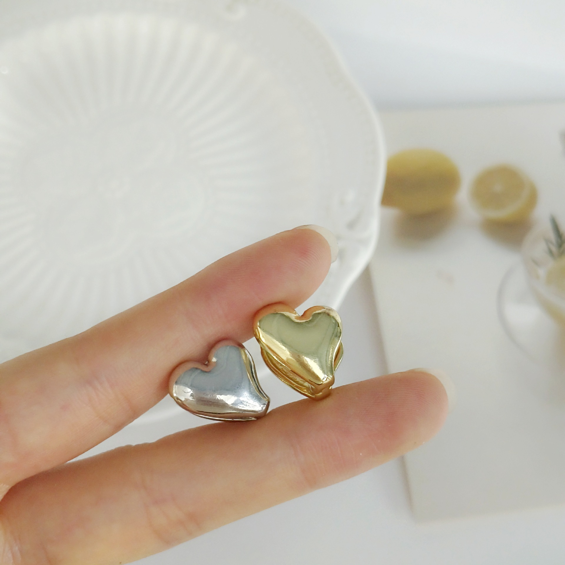 Korean golden heart-shaped stud earrings for women, with a unique and elegant touch. The heart-shaped stud earrings are a retro, high-end and heart-shaped accessory for commuting Application Scenario