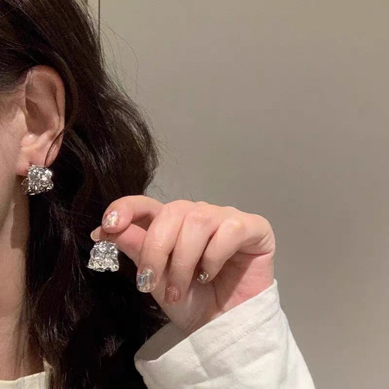 vintage pleated metal earrings for women, vintage new style, simple and high-end, niche design stud earrings Application Scenario