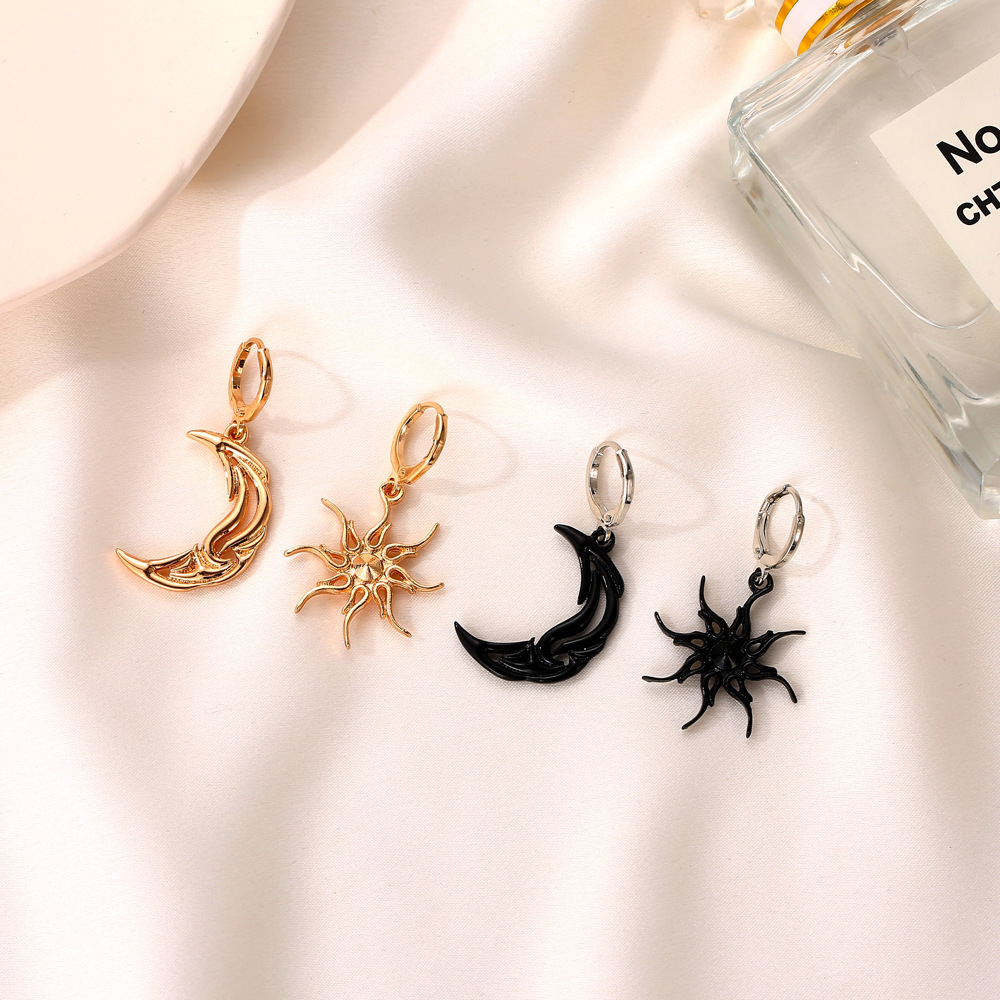 New cross-border minimalist sun and moon earrings, personalized asymmetrical abstract earrings, short hollowed-out star and moon ear buckles Specification drawing