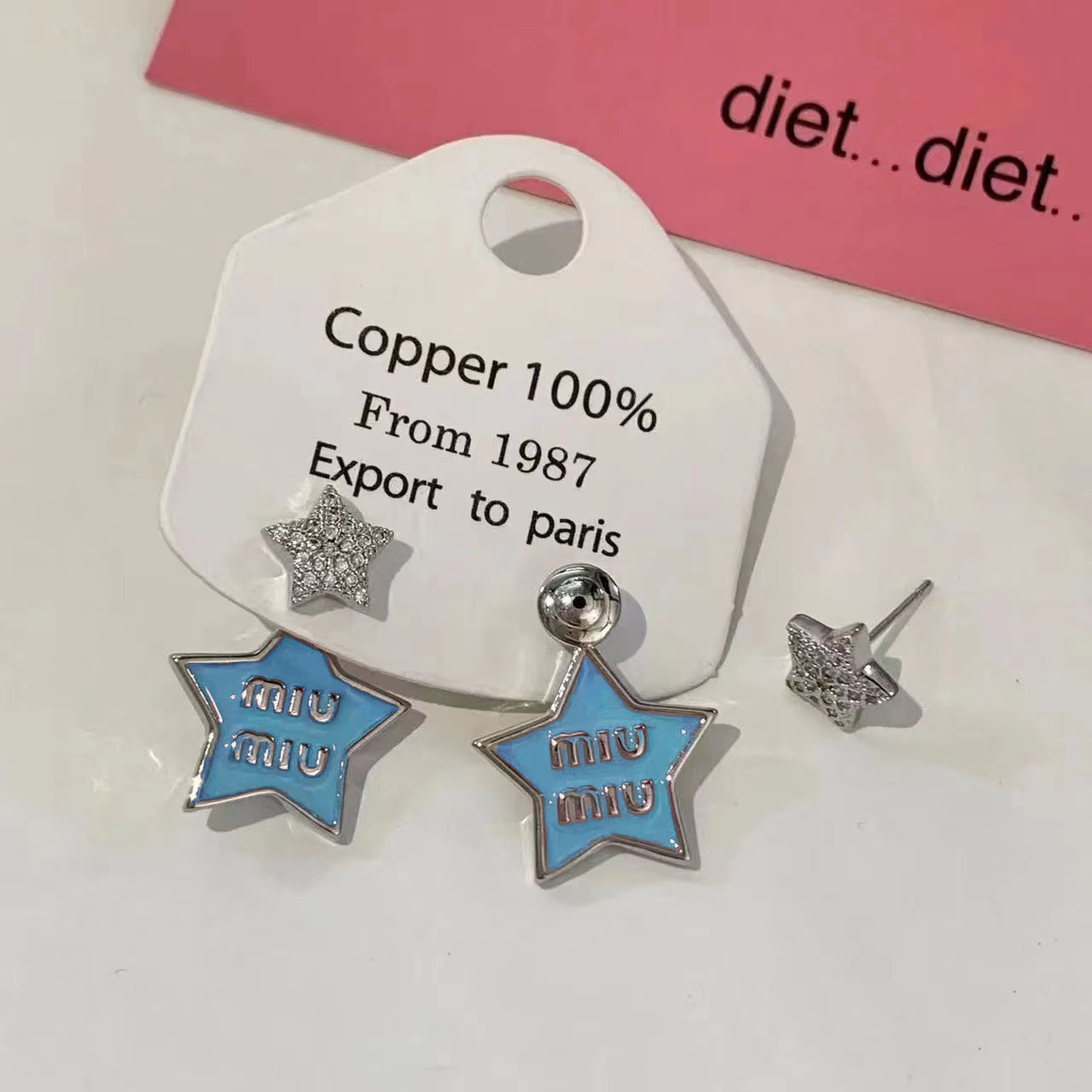 miu's new ear stud earrings feature five-pointed stars, small stars, diamond-encrusted letters, a sweet and cool style, and a unique design full figure