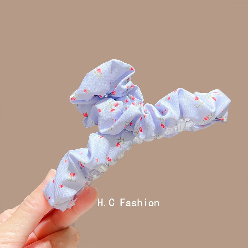 Korean fresh sea salt pleated fabric shark clip side clip, sweet, super ethereal and high-end back head grab clip hair accessory Application Scenario