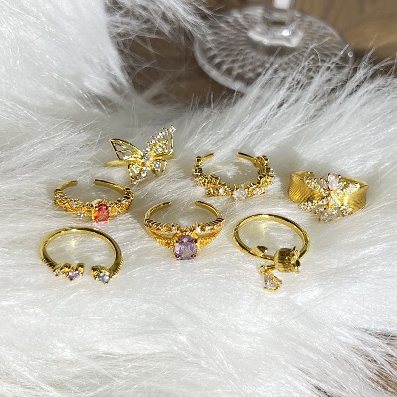A unique opening ring with a brushed lily of the valley style that has become a bestseller on Xiaohongshu. A woman wears it in layers, exuding a refined and slightly luxurious charm Application Scenario