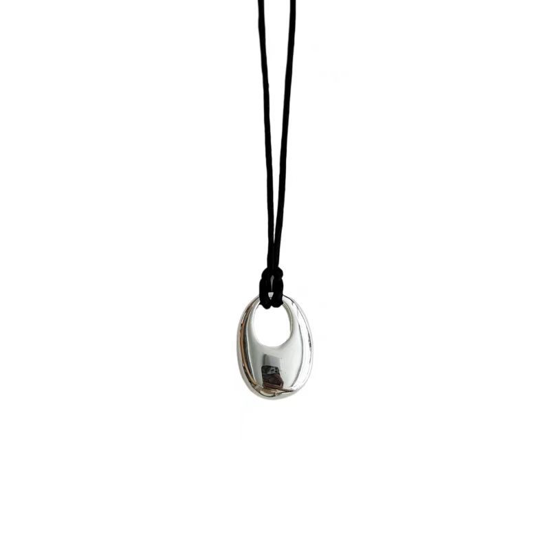 This is a long black rope bean necklace with a touch of luxury and sophistication for women, featuring a unique leather rope collarbone chain Item Picture