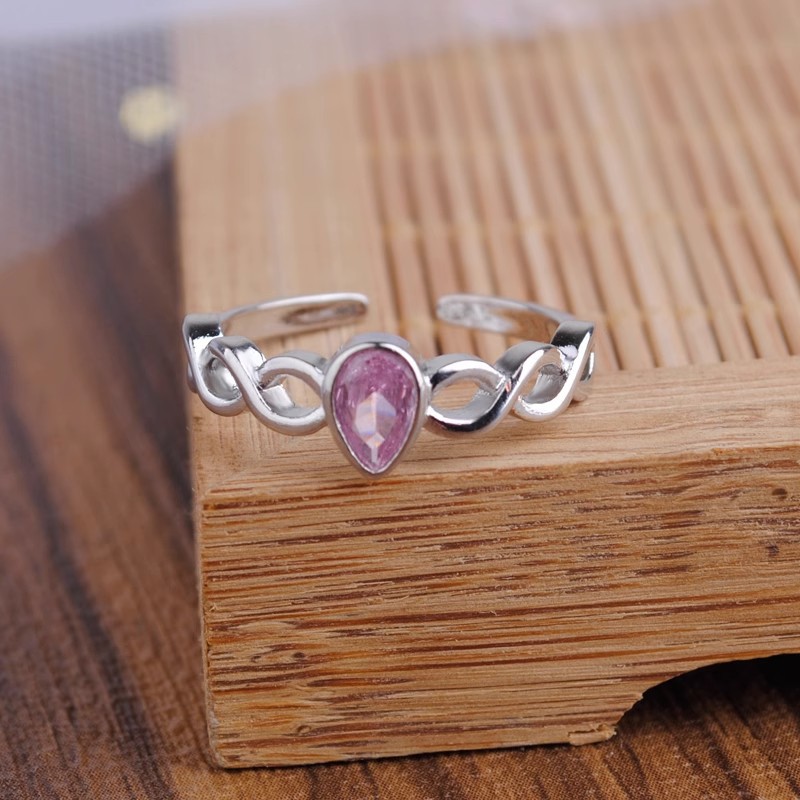 The new diamond-patterned open ring for women is fashionable and individual, set with zircon, exuding a light luxury and cool style, and is a popular food ring Application Scenario